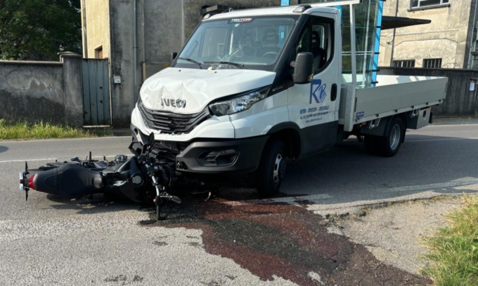 Scontro tra moto e furgone: centauro in prognosi riservata