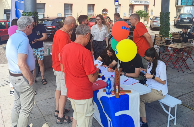 Tante persone al banchetto Avis in occasione della Giornata mondiale del donatore