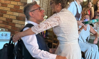 In carrozzina da 37 anni sposa la donna che gli ha ridonato il sorriso