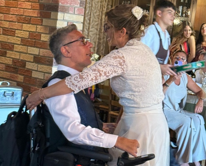 In carrozzina da 37 anni sposa la donna che gli ha ridonato il sorriso