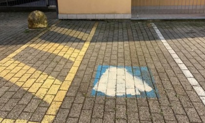 Vandali cancellano un parcheggio per disabili a Malnate