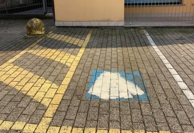 Vandali cancellano un parcheggio per disabili a Malnate