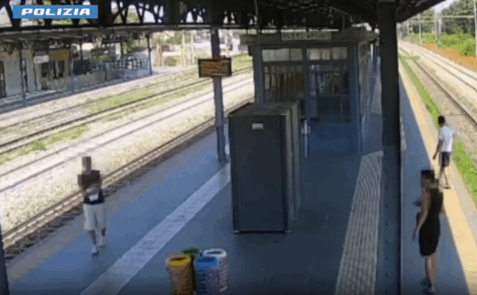 Rapina con un coltello ad un turista in treno: arrestati due giovani