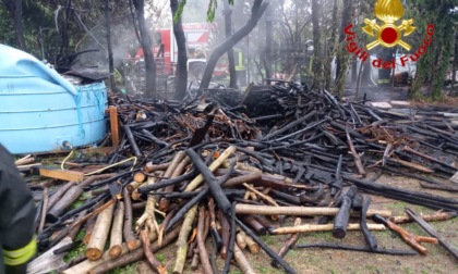 A fuoco i capanni degli attrezzi: intervengono i Vigili del fuoco