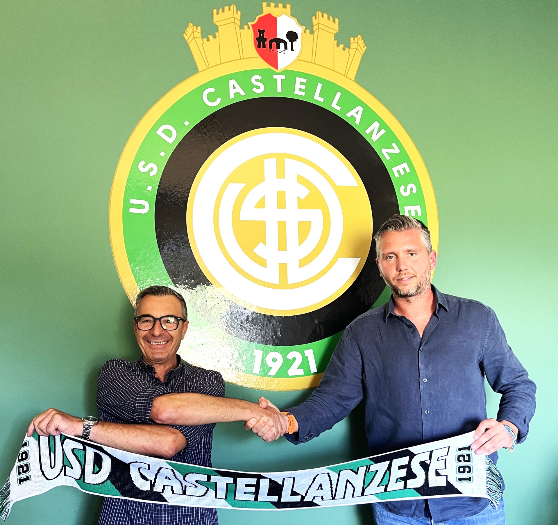 Castellanzese La stretta di mano tra Piero Barone e Maurizio Brocca