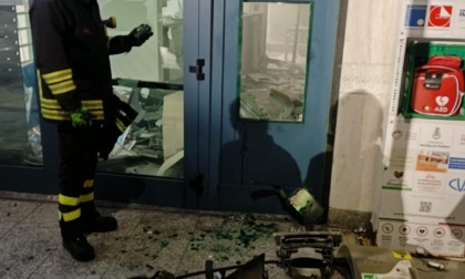 Tentato furto nella notte, esploso sportello bancomat in piazza Alessandro Porro