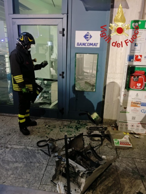 Tentato furto nella notte, esploso sportello bancomat in piazza Alessandro Porro