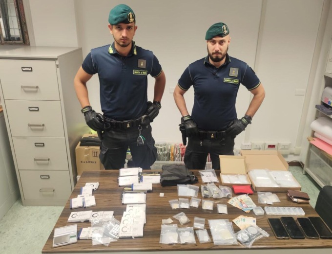 Droga e commercio illecito di farmaci, ex vicesindaco denunciato