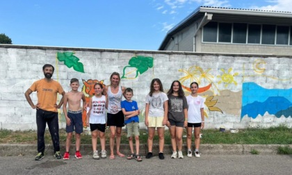 Ragazzi e cittadini sono all’opera per colorare il paese