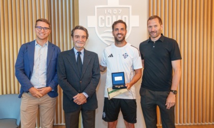 Cesc Fabregas riceve il premio Rosa Camuna a Mozzate