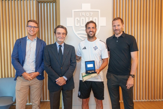 Cesc Fabregas riceve il premio Rosa Camuna a Mozzate
