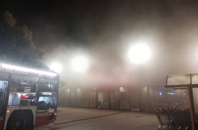Incendio al supermercato: le guardie giurate lanciano l’allarme