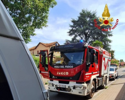 Investito e schiacciato dalla propria auto: 45enne in ospedale