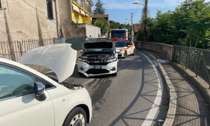 Frontale alla curva di via Raimondi, due donne coinvolte