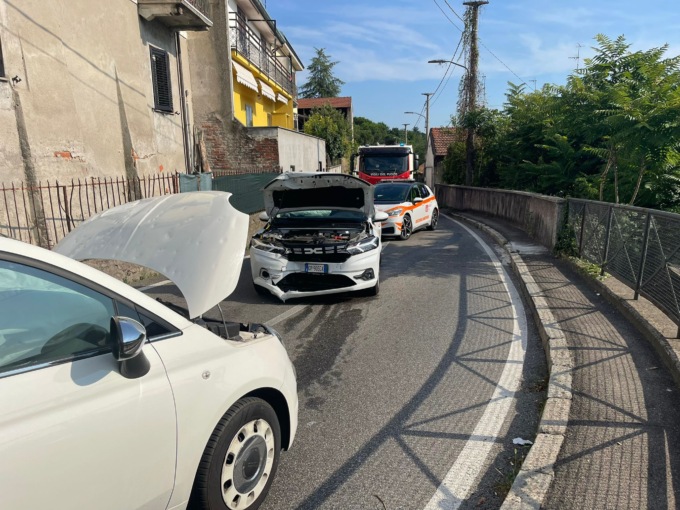 Frontale alla curva di via Raimondi, due donne coinvolte