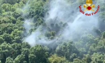 Incendio nei boschi, in azione anche il Drago dei Vigili del Fuoco