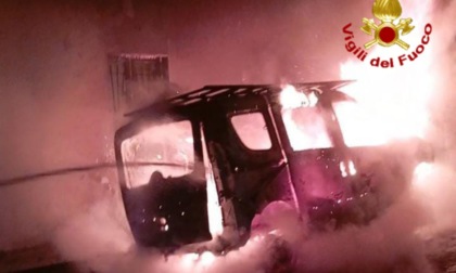 Furgone in fiamme in via Verdi