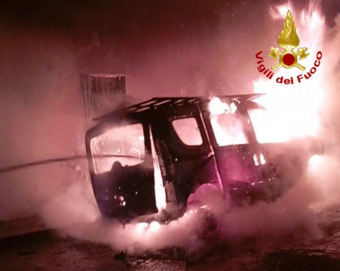 Furgone in fiamme in via Verdi