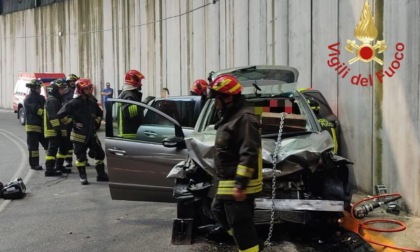 Dopo l'incidente, persone incastrate tra le lamiere