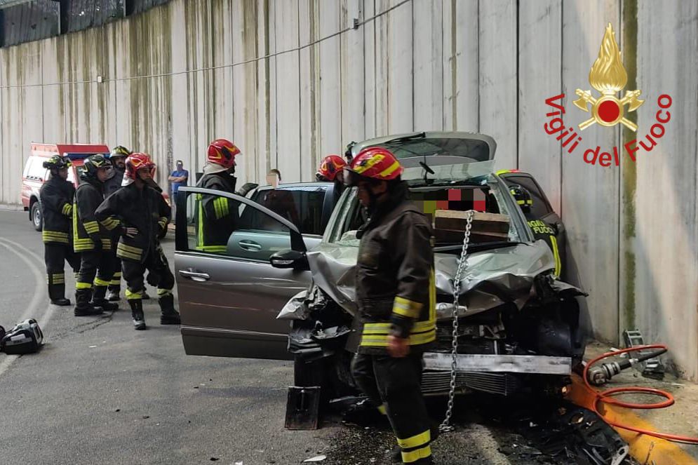 Incidente persone incastrate tra lamiere Vigili del fuoco carcassa auto