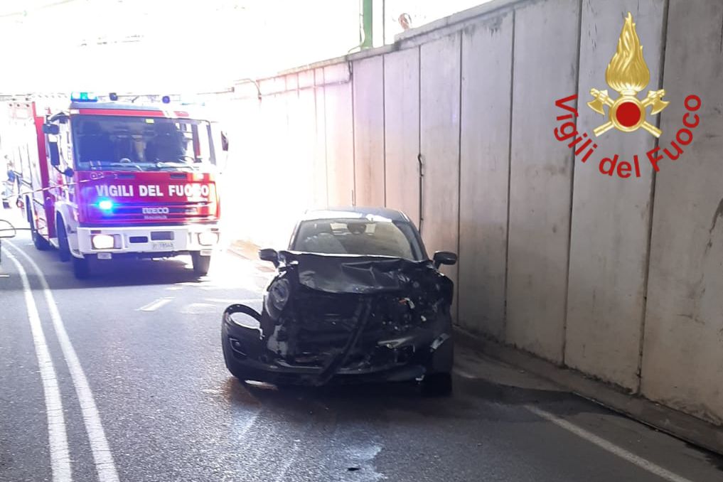 Incidente persone incastrate tra lamiere Vigili del fuoco carcassa auto