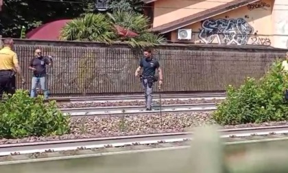 Finisce sotto il treno, convogli bloccati sia in direzione di Saronno sia in quella di Milano