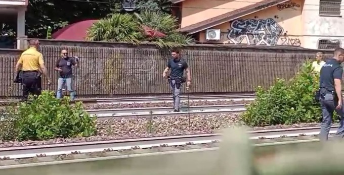 Finisce sotto il treno, convogli bloccati sia in direzione di Saronno sia in quella di Milano