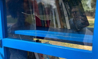 Vandalizzata la nuova casetta dei libri nel parco