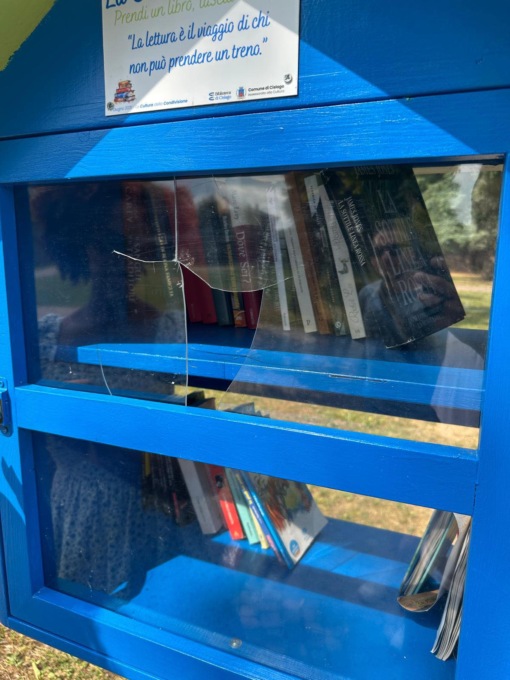 Vandalizzata la nuova casetta dei libri nel parco