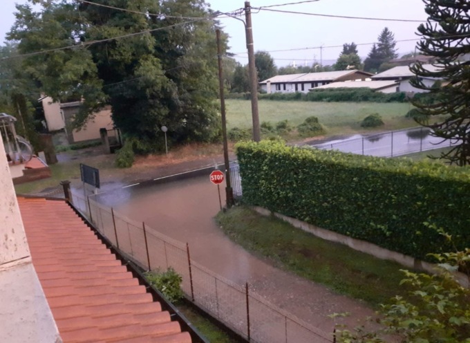 «Ogni volta che piove,  si forma un lago», i residenti scrivono ai sindaci