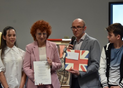 Fagnano Olona - Gli studenti che hanno partecipato al progetto E-twinning, la professoressa Vittonati, il presidente del circolo L'Alba Paolo Bossi