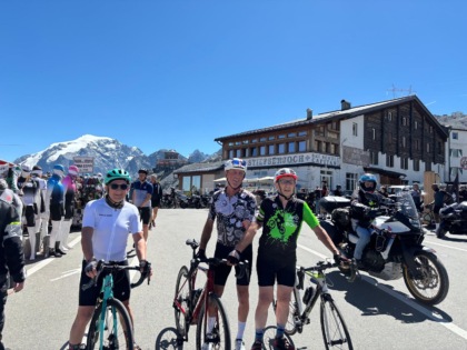 don silvano sullo stelvio in bici a 84 anni