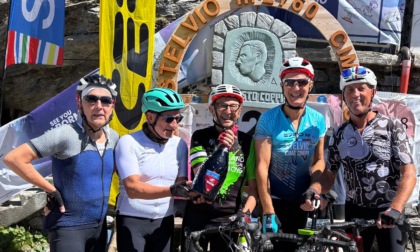 Don Silvano torna in bici sullo Stelvio a 84 anni