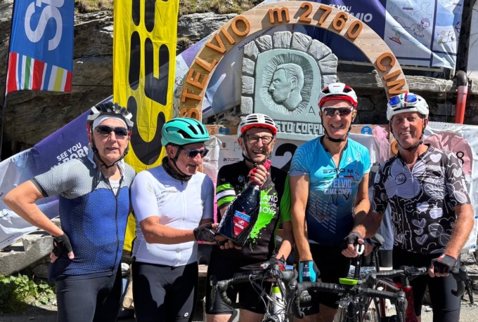 Don Silvano torna in bici sullo Stelvio a 84 anni