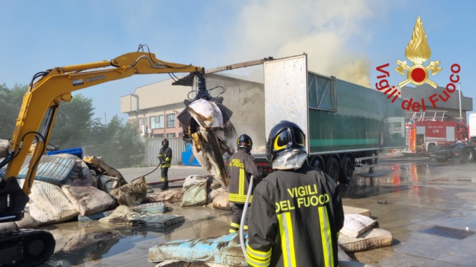 A fuoco autotreno carico di rifiuti