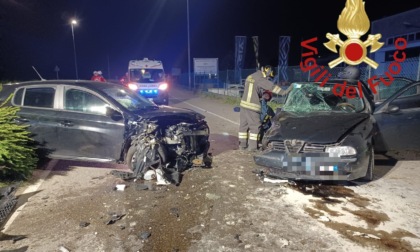 Schianto tra due auto: tre giovani feriti