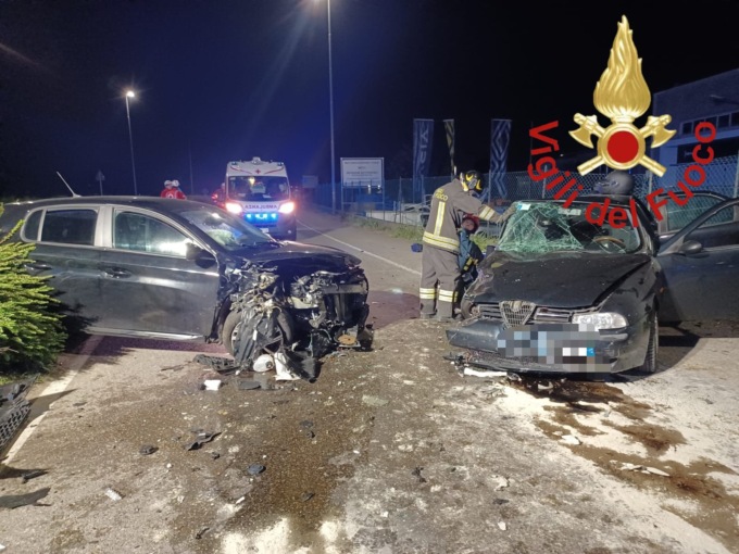Schianto tra due auto: tre giovani feriti