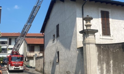 Cede la trave del tetto, evacuati due appartamenti Aler