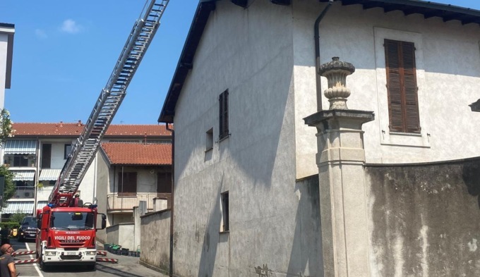 Cede la trave del tetto, evacuati due appartamenti Aler