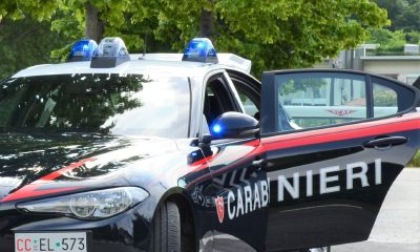 Nonostante il divieto entra in casa dei genitori e li minaccia