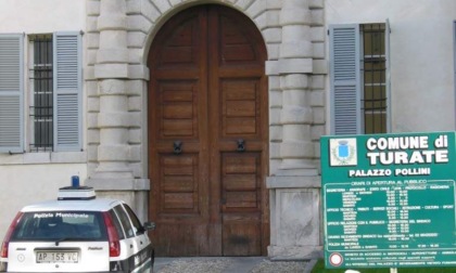 Danneggiano un lavandino e ci lasciano escrementi umani