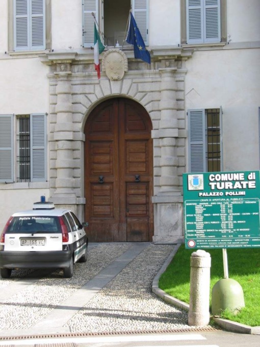 Danneggiano un lavandino e ci lasciano escrementi umani