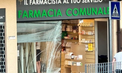 Spaccata alla farmacia comunale: danneggiata la vetrina