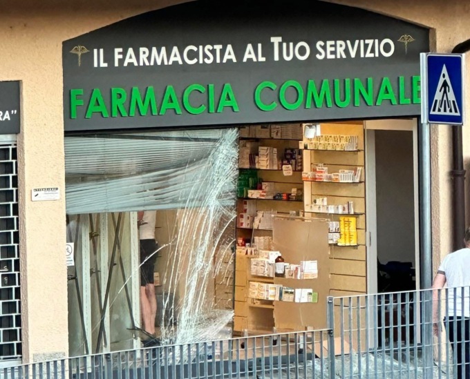 Spaccata alla farmacia comunale: danneggiata la vetrina