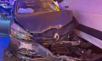 Scontro fra un'auto e un furgone: due donne finiscono in ospedale