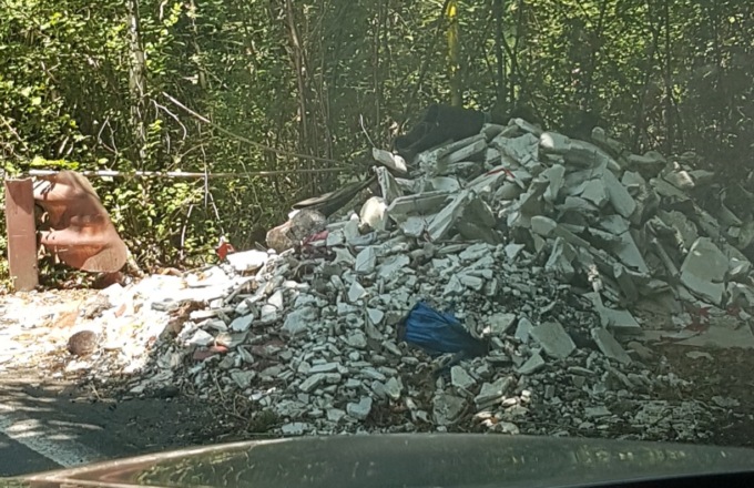 Rifiuti abusivi nel bosco