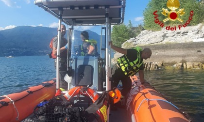 Si tuffa nel lago e non riemerge: sommozzatori al lavoro