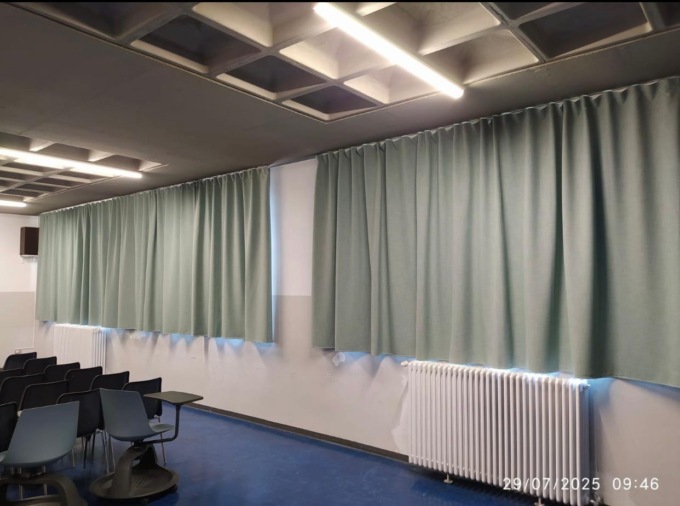 Nuove tende alle scuole medie
