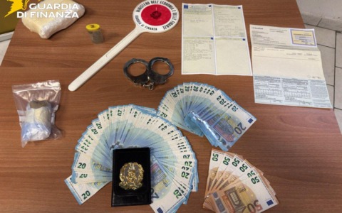 A spasso con l’auto clonata: nascosto mezzo chilo di cocaina