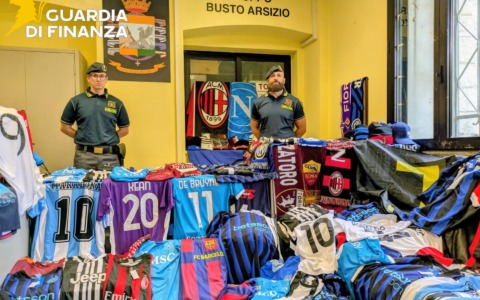 Sequestrati 820 capi di abbigliamento sportivo contraffatto